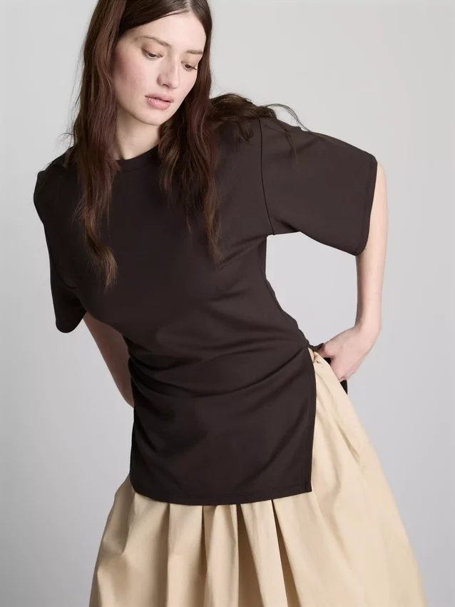 The Edit-T-shirt med rynkad, asymmetrisk design