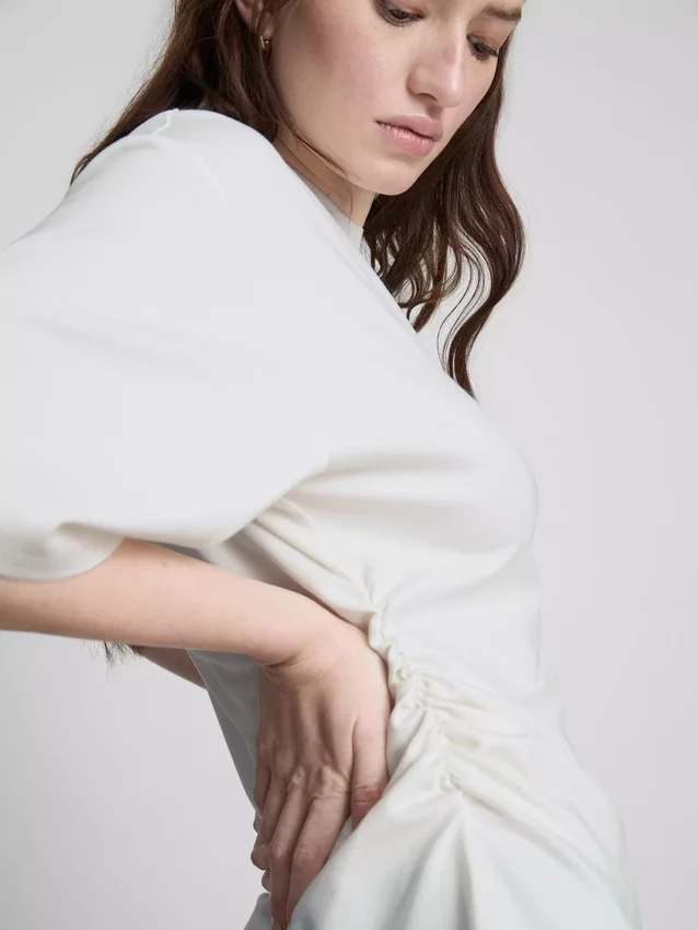 The Edit-T-shirt med rynkad, asymmetrisk design