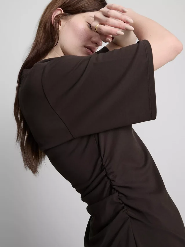 The Edit-T-shirt med rynkad, asymmetrisk design