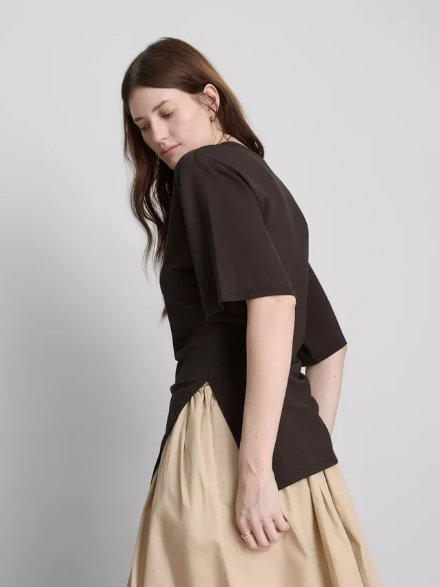 The Edit-T-shirt med rynkad, asymmetrisk design