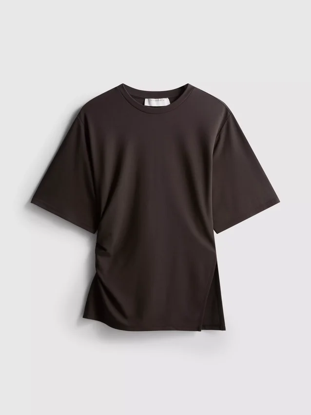 The Edit-T-shirt med rynkad, asymmetrisk design