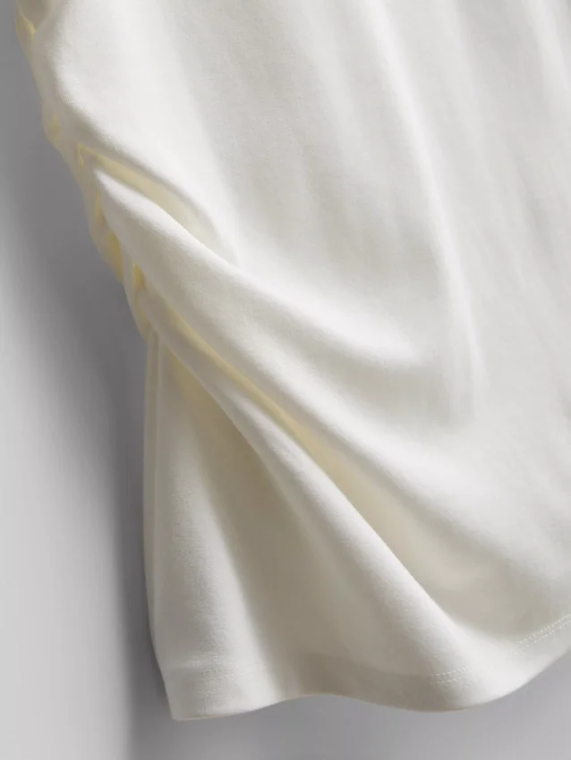 The Edit-T-shirt med rynkad, asymmetrisk design