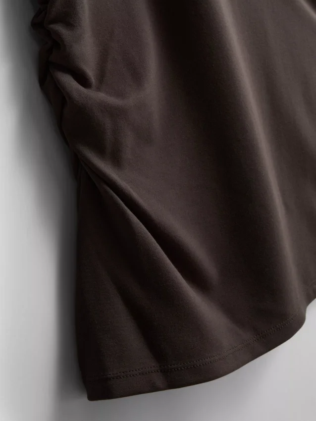The Edit-T-shirt med rynkad, asymmetrisk design