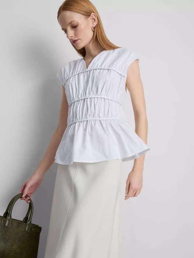 The Edit-top i poplin med rynkad V-ringning