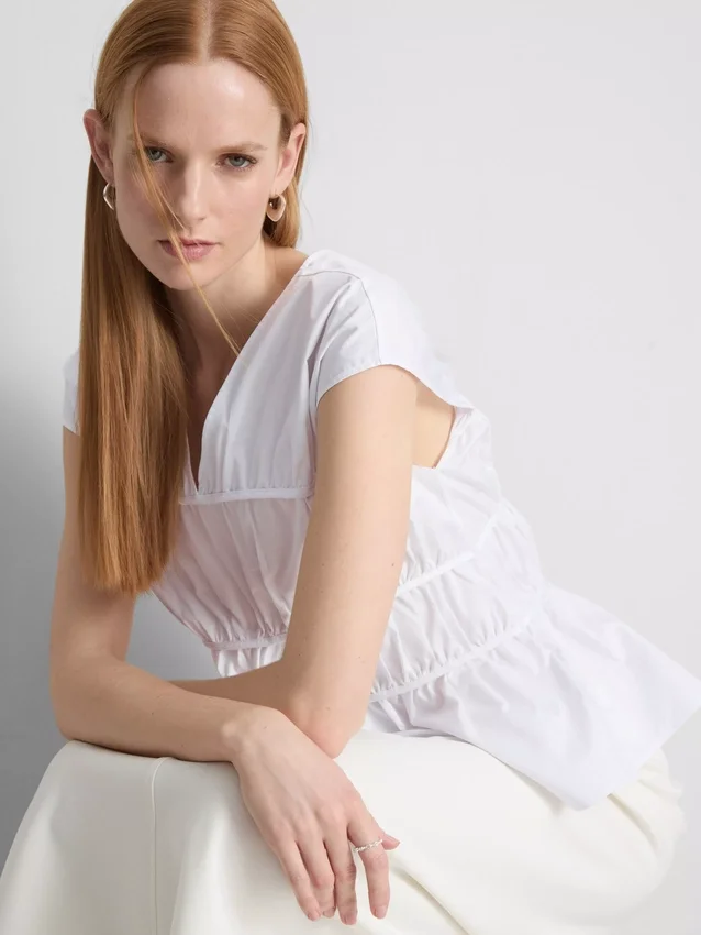 The Edit-top i poplin med rynkad V-ringning