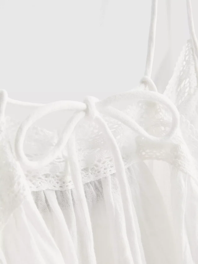 The Primark Scene | Bomullstopp med broderi, V-ringning och spaghettiband