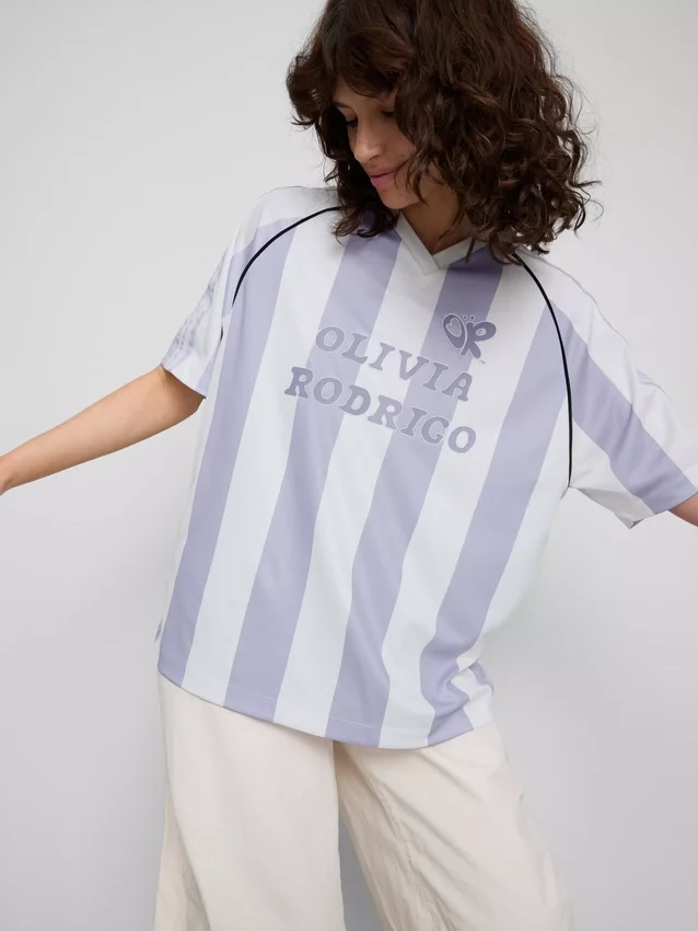 The Primark Scene | Olivia Rodrigo randig fotbollströja