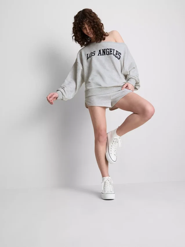 The Primark Scene | Sweatshirt med slogan och bar axel