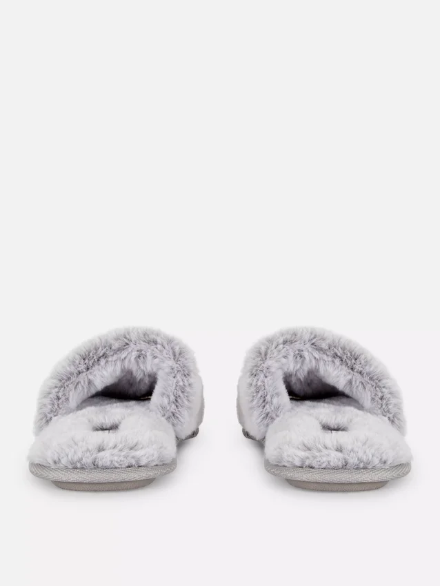 Tofflor i fuskpäls