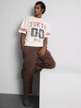 Tokyo kortärmad T-shirt med slitna detaljer och tryck