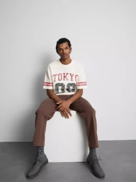 Tokyo kortärmad T-shirt med slitna detaljer och tryck