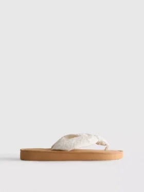 Tåremssandaler med knutdetalj