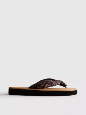 Tåremssandaler med knutdetalj