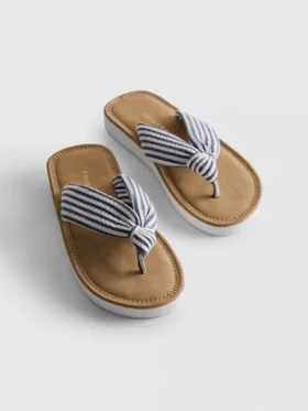 Tåremssandaler med knutdetalj