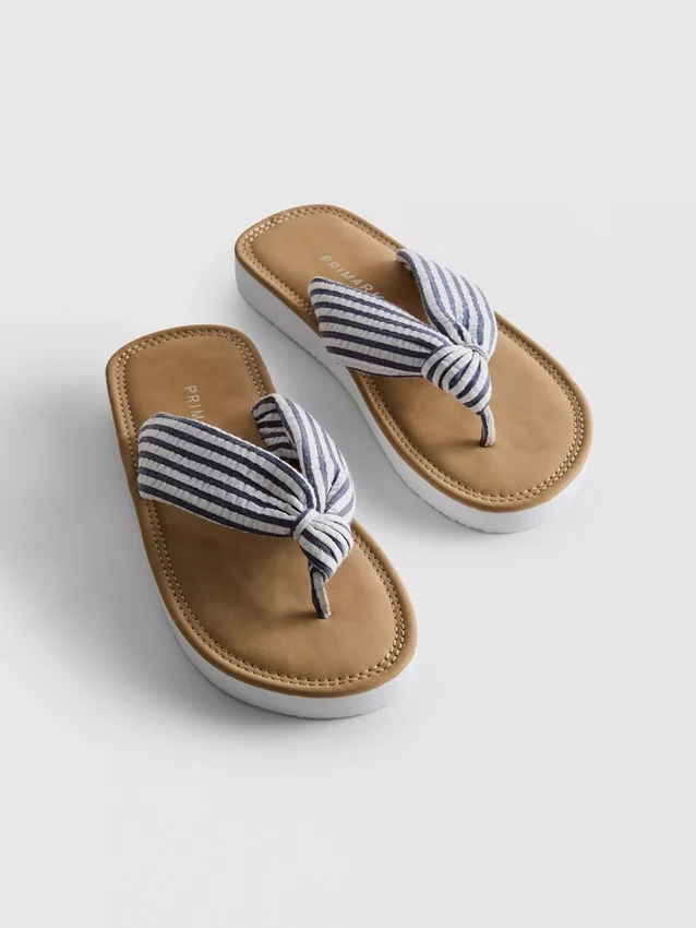 Tåremssandaler med knutdetalj