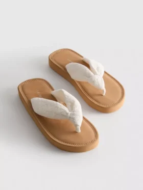 Tåremssandaler med knutdetalj