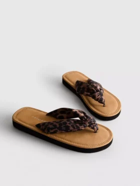 Tåremssandaler med knutdetalj