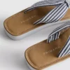 Tåremssandaler med knutdetalj