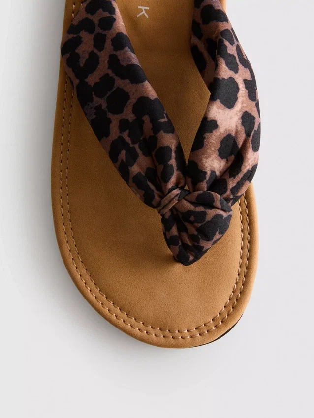 Tåremssandaler med knutdetalj