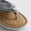 Tåremssandaler med knutdetalj