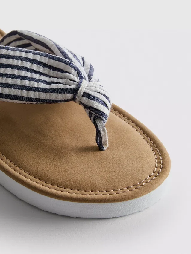 Tåremssandaler med knutdetalj