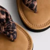 Tåremssandaler med knutdetalj