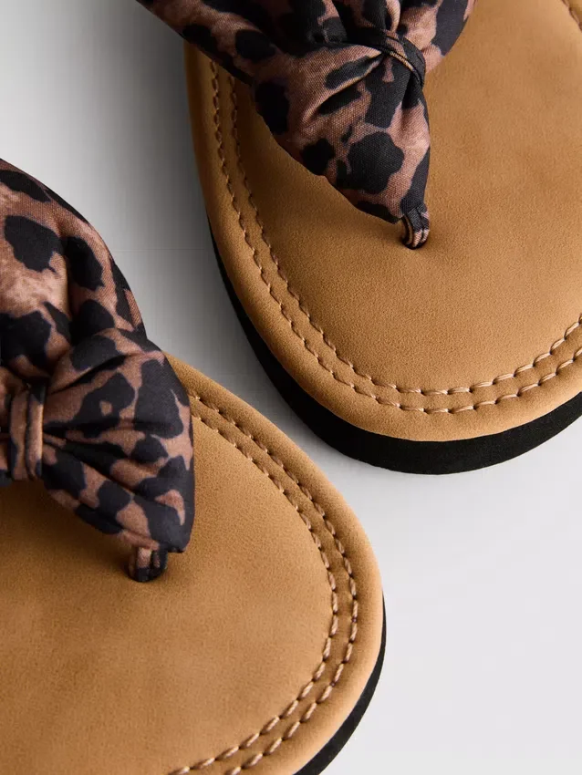 Tåremssandaler med knutdetalj