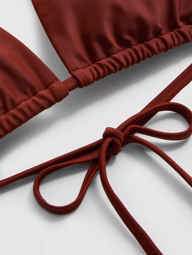 Triangel-bikinitopp med kedjedetalj