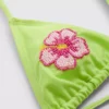 Triangelbikiniöverdel med pärlbesatta blommor
