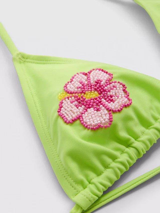 Triangelbikiniöverdel med pärlbesatta blommor