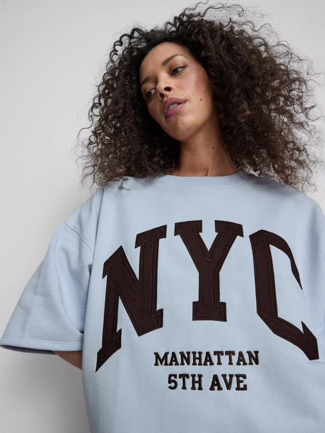 Tröja med droppärmar i bomullsrik NYC-stil
