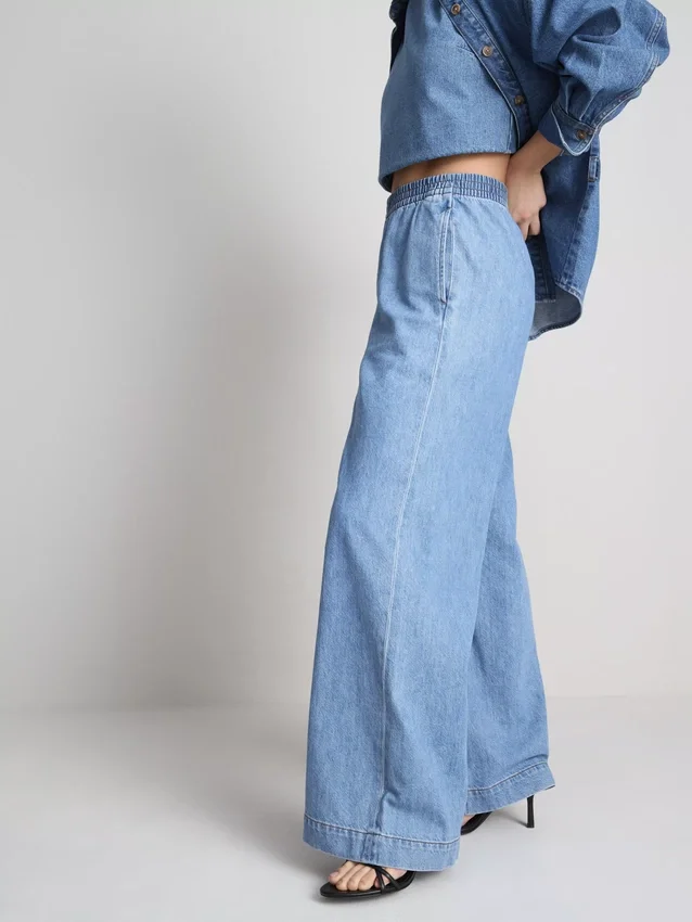Träningsbyxor i bomullsdenim med vida ben