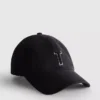 Tuftad keps med initial