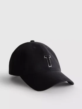Tuftad keps med initial