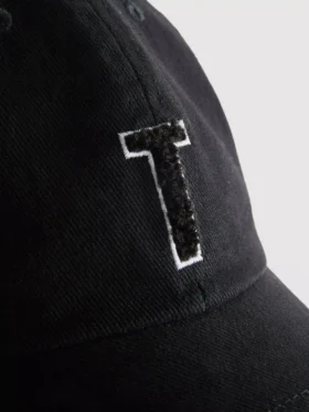 Tuftad keps med initial