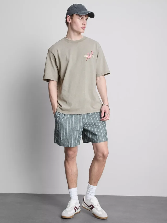 Tvättad T-shirt med japanskt tryck