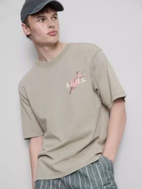 Tvättad T-shirt med japanskt tryck