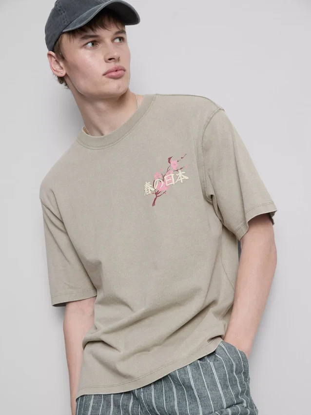 Tvättad T-shirt med japanskt tryck