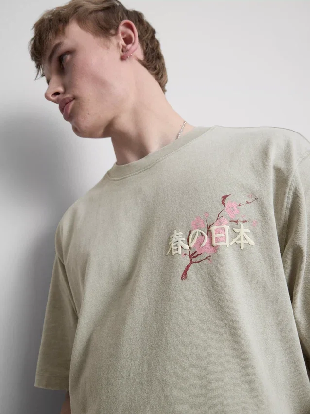 Tvättad T-shirt med japanskt tryck