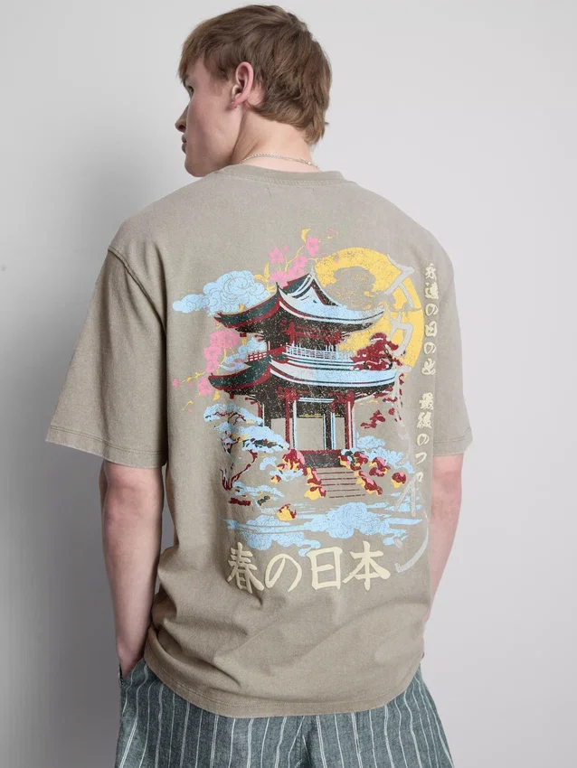 Tvättad T-shirt med japanskt tryck