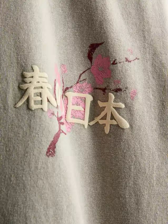 Tvättad T-shirt med japanskt tryck
