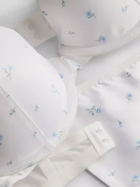 Underklädesset i satin med blommönster och push-up-effekt