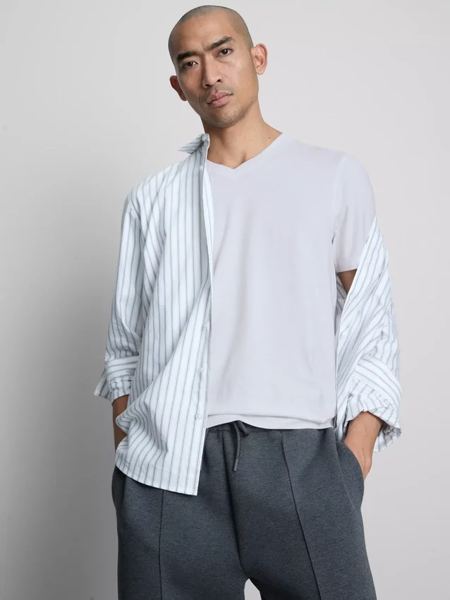 V-ringad, figursydd stretch-T-shirt