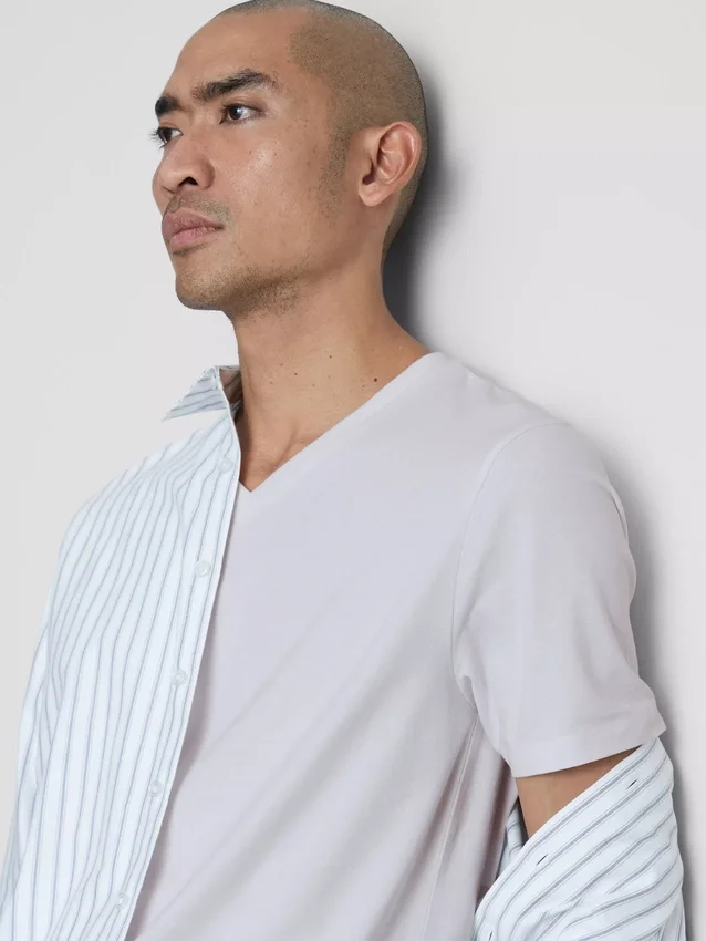 V-ringad, figursydd stretch-T-shirt