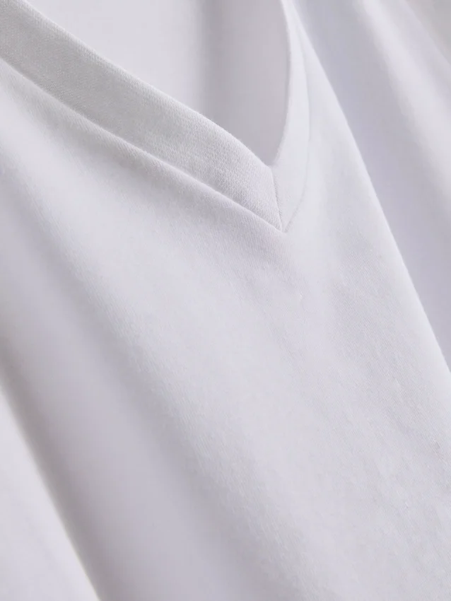 V-ringad, figursydd stretch-T-shirt