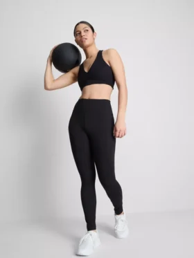 V-ringad, smidig och stödjande aktiv crop top