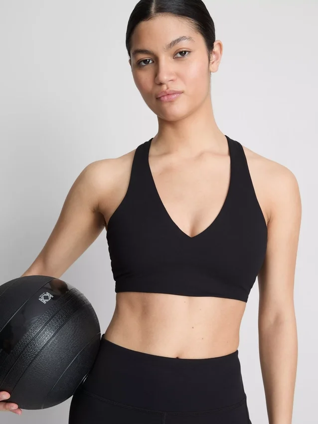 V-ringad, smidig och stödjande aktiv crop top