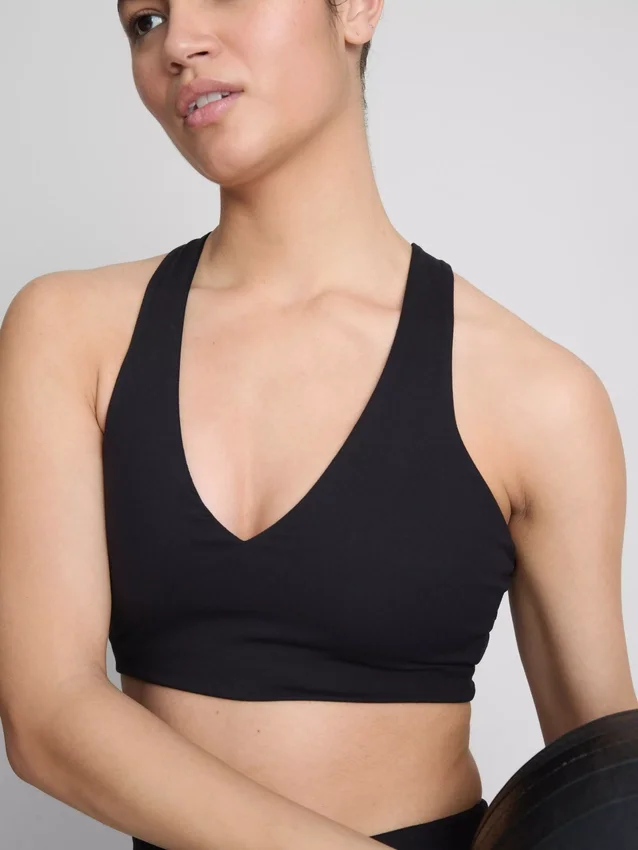 V-ringad, smidig och stödjande aktiv crop top