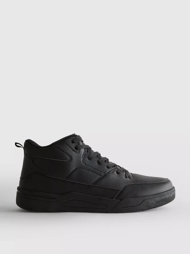 Viktiga sneakers med högt skaft