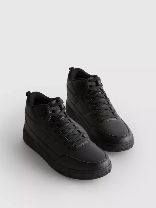Viktiga sneakers med högt skaft